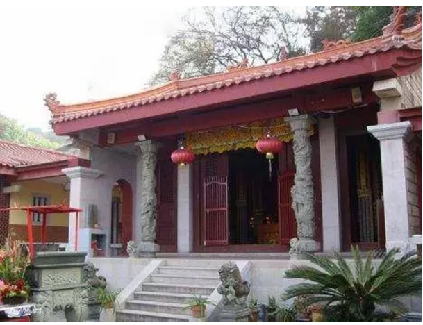 云顶岩寺 位于厦门市思明区洪济山主峰云顶岩, 始建于晚唐,原名"方广